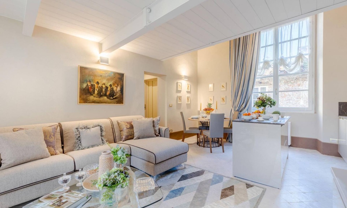 Lucca Historical Center Apartment | The Duke s Room in Lucca