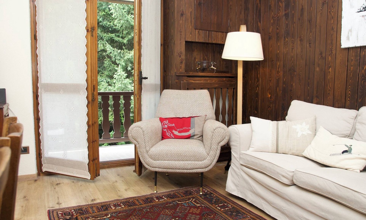 La Thuile Apartment | Two minutes from the ski slopes, cozy renovated apartment.