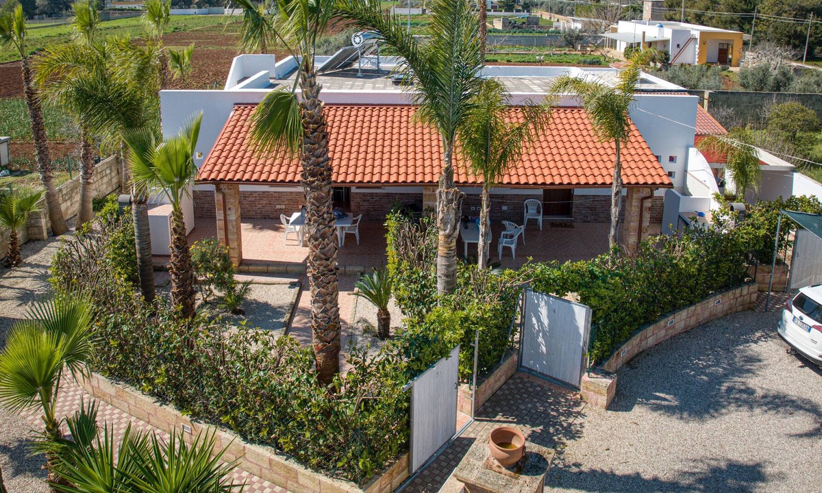 Torre San Giovanni Villa | Villa "Cod 4 - Lavanda a 700 m dalla Spiaggia" with Private Garden & Wi-Fi