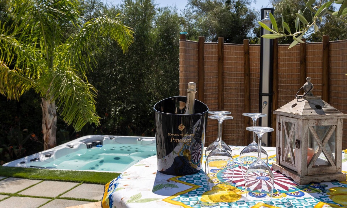 Menfi Villa | Villa 'Il Melograno' with Private Terrace, Jacuzzi, Wi-Fi and Air Conditioning