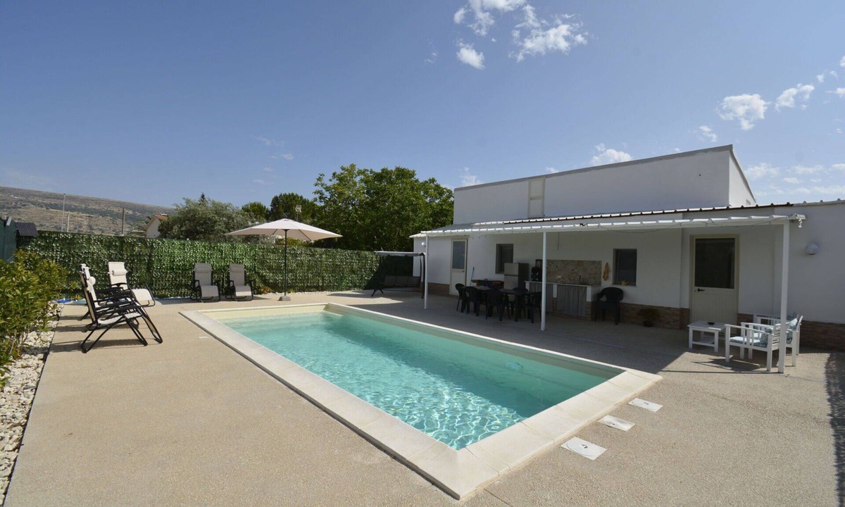 Comiso Villa | Villa in Comiso with 2 bedrooms sleeps 6