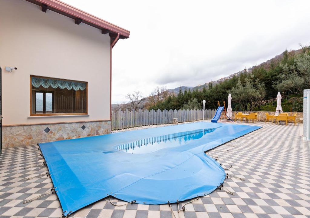 San Mango d'Aquino Villa | Villa in San Mango with Pool and Hot Tub