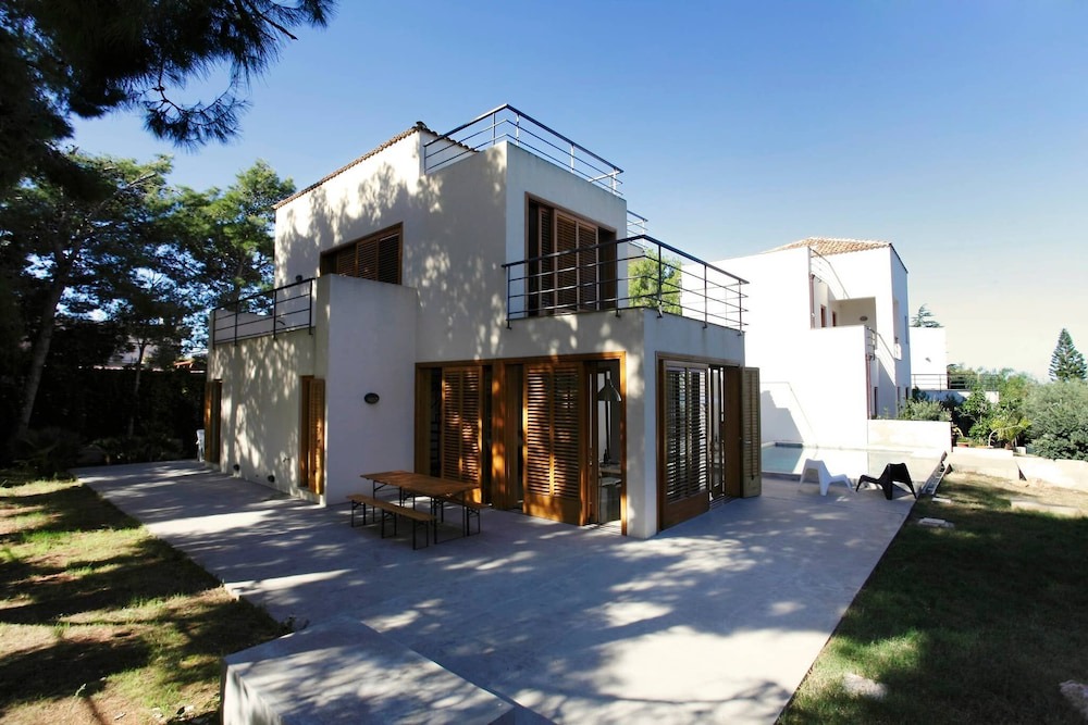 Torre Colonna-sperone Hotel | Whole Modern Villa with Pool and Near the Sea