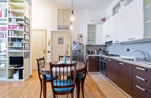 Isola Apartment | ALTIDO Warm Flat for 3 in Isola, 10 min to Centre