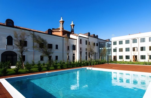 Pellestrina Apartment | Apartment '2' with Shared Pool, Private Garden and Air Conditioning