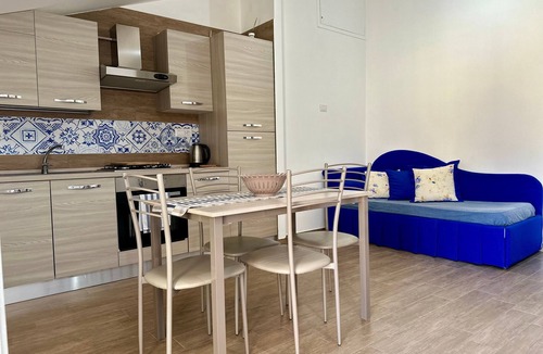 Piazza-Tralia-Pendolo Apartment | Apartment 'Alba E Tramonto' with Mountain View, Wi-Fi and Air Conditioning