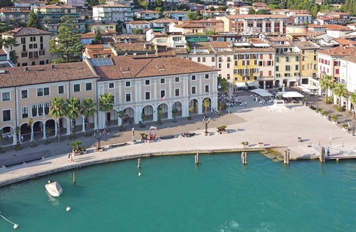 Salo Apartment | Apartment 'Flat 4' with Lake View, Wi-Fi and Air Conditioning