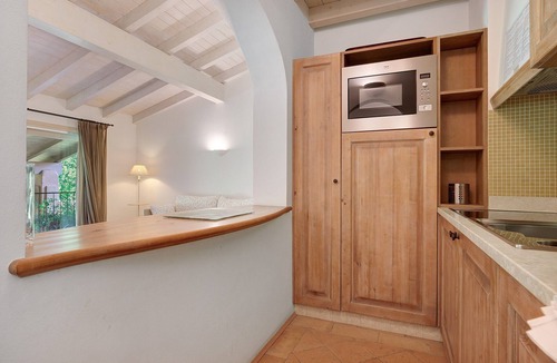 Puegnago del Garda Apartment | Apartment 'Giada' with Shared Pool, Wi-Fi and Air Conditioning