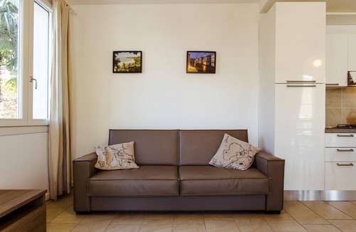 Portese Apartment | Apartment 'Gran Fausto Bilo' with Lake View, Wi-Fi and Air Conditioning
