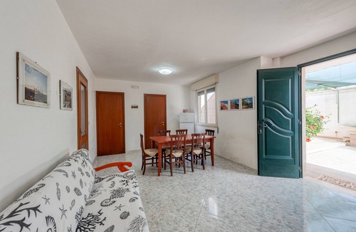San Pietro in Bevagna Apartment | Apartment 'Carlo' with Private Terrace and Air Conditioning
