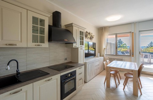 Lesa Apartment | Apartment 'Jacuzzi E Vistalago' with Lake View, Wi-Fi and Air Conditioning
