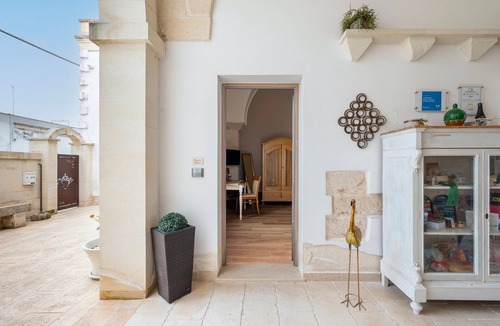Melendugno Apartment | Apartment 'La Dimora Di Marco - Sole E Luna' with Shared Terrace, Wi-Fi and Air Conditioning