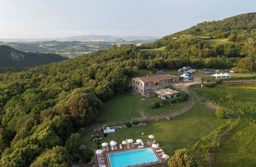 Pomarance Apartment | Apartment 'La Stalla' with Shared Pool, Private Garden and Wi-Fi
