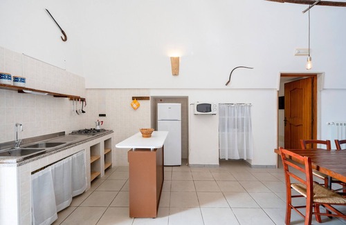 L'Assunta Apartment | Apartment 'Limone' with Shared Pool, Private Terrace and Wi-Fi