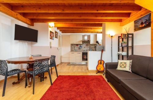 Picanello-Ognina-Barriera-Canalicchio Apartment | Apartment 'Magma' with Wi-Fi and Air Conditioning