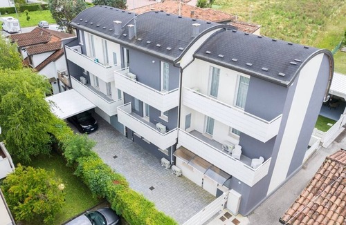 Bagnolo Apartment | Apartment 'Mare' with Shared Garden, Wi-Fi and Air Conditioning