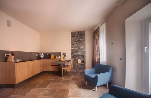 Brezzo di Bedero Apartment | Apartmentin historical context - yellow