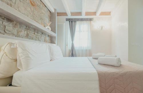 Trieste Old Town Apartment | Aphrodite Luxury APT with Jacuzzi