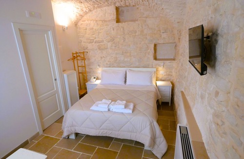 Centro Storico Bed & Breakfast | Arcobaleno - Campanile Inn; Comfortable room in historic building in Locorotondo