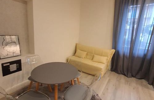 Turro Apartment | Authentic Milan Ringhiera House near Metro