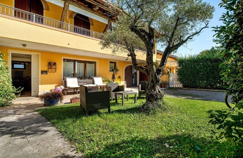 Mirano Apartment | 'Azzurra' Room with Shared Garden, Wi-Fi and Air Conditioning