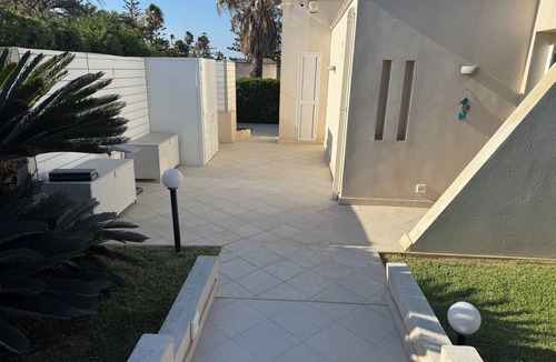 Reitani House | Beachfront villa in San Lorenzo with 3 bedrooms and a large private garden