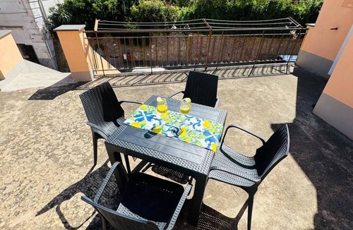 Tramonti Apartment | Beatrice House, cozy retreat within walking distance of chaos!