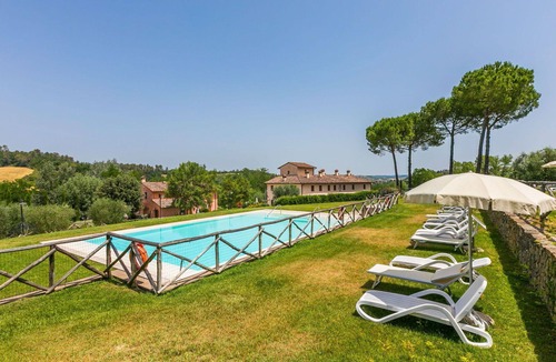 Castelfiorentino Villa | Beautiful apartment in villa for 6 guests with pool, WIFI, A/C, TV, terrace and pets allowed