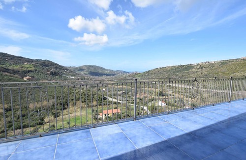 Laureana Cilento Apartment | Beautiful apartment in Laureana Cilento with WiFi