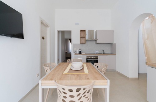 Galatone Bed & Breakfast | Bed and Breakfast 'Camera Roger' with Balcony, Wi-Fi and Air Conditioning