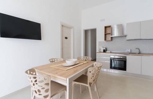 Galatone Bed & Breakfast | Bed and Breakfast 'Camera Roger' with Balcony, Wi-Fi and Air Conditioning