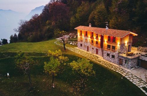 Civenna Ski Chalet | Bellagio Baita treeb