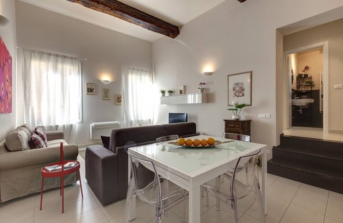 San Lorenzo Apartment | Bright Red Suite, 5 minutes from the Station and the Duomo