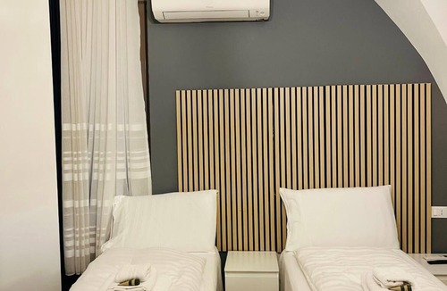 Lavis Bed & Breakfast | Business room & private bathroom