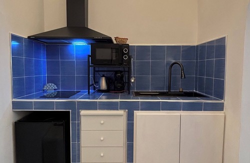 Pulsano Bed & Breakfast | Camera Il Vico – Charming Historic Room with Kitchenette, Sleeps 4