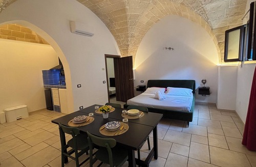 Pulsano Bed & Breakfast | Camera Il Vico – Charming Historic Room with Kitchenette, Sleeps 4