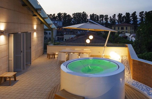Lucca Historical Center Apartment | Canticle Lucca Luxury Apartment with Elevator, Terrace, Parking and Jacuzzi