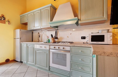 Pieve di Bono-Prezzo House | Casa Aliza – Alpine Duplex with Mountain View, Balcony and Wi-Fi