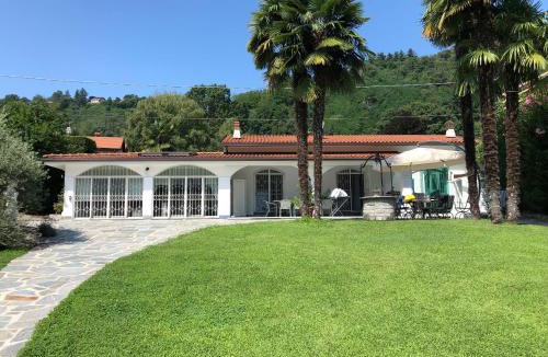 Lesa Villa | Casa Blanca - Villa with pool and private beach
