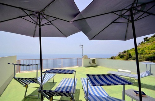 Ravello House | Casa Sagitta A: A welcoming studio apartment located on the high coast in front of the sea, with Free WI-FI.