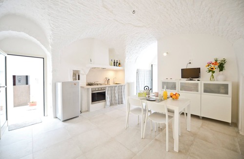 Old Town Cisternino Apartment | Casetta Arco con Balcone