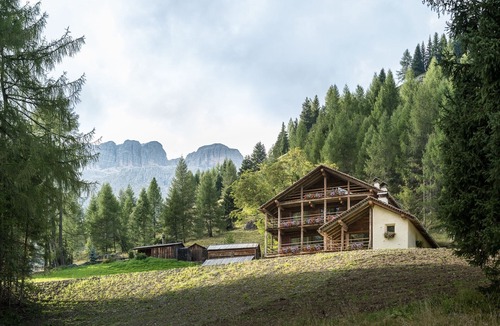 Livinallongo del Col di Lana Villa | Chalet 'Dolomites Cesa Del Louf' with Mountain View and Terrace