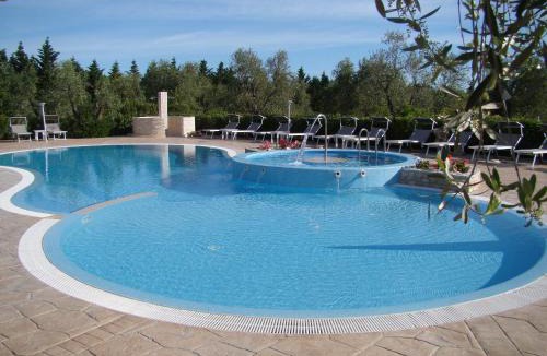 Chiesiola Apartment | Charming Apartment in Vieste with Shared Pool and Garden