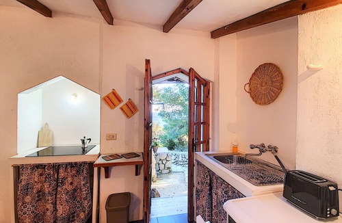 Castro Marina Cottage | Charming stone trullo with sea access (house F)
