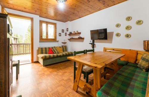 Champoluc Apartment | Chez Umbus, centrale e immerso nel verde, grande terrazzo