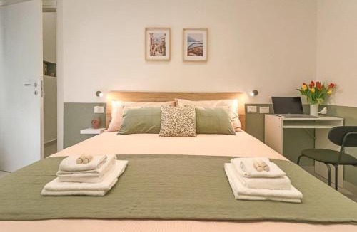 Como Apartment | Como - Swiss border modern apt - AC & WiFi