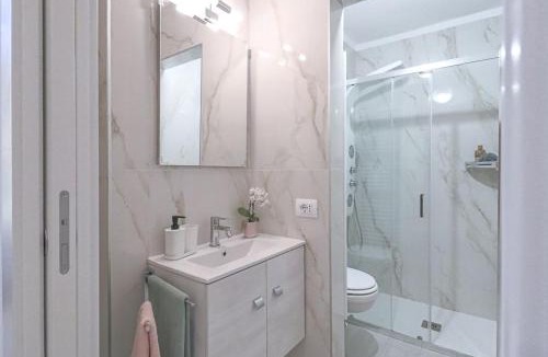 Como Apartment | Como - Swiss border modern apt - AC & WiFi