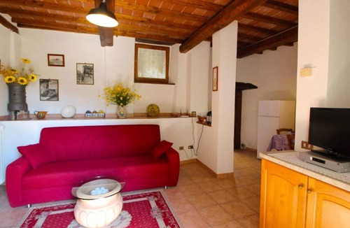 Pieve di Chio Apartment | Cosy apartment for 4 people with private pool, WIFI, TV and pets allowed
