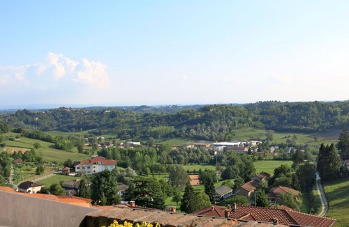 Montechiaro dʼAsti Apartment | Cosy apartment for 2 guests with WIFI, A/C, TV, patio and pets allowed