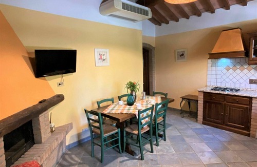 Riparbella Apartment | Cosy apartment for 5 people with A/C, WIFI, pool, TV and patio